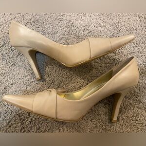 👠Nine West • natural color heel • 6.5 • VGUC